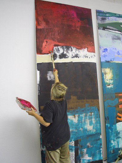 Sibyll Ariane Keller beim Malen auf Grossleinwand